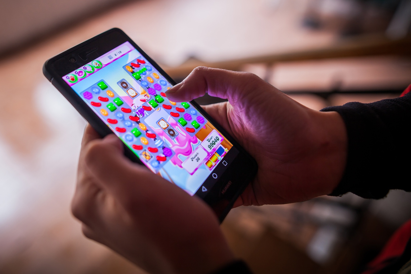 Eine Person spielt ein Spiel auf ihrem Smartphone