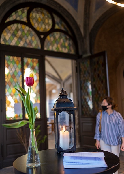 Rote Tulpe steht in einer Vase am Eingang der Berliner Zionskirche