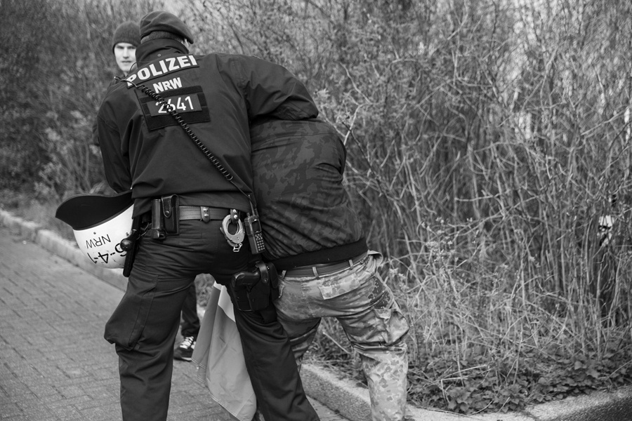 Polizist mit Demonstrant im "Schwitzkasten"