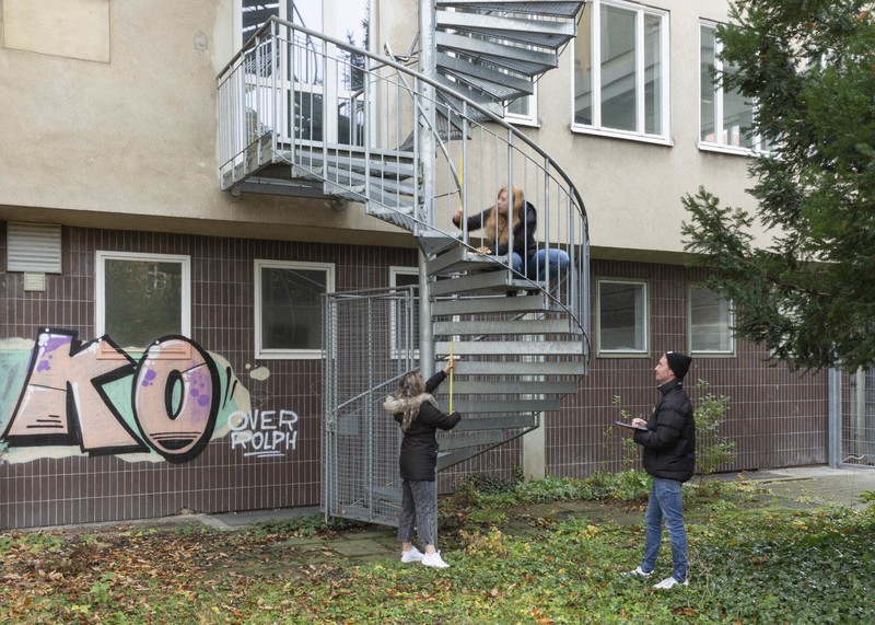 Studierende in Augsburg nehmen Maß an der Wendeltreppe, damit auch sie gut verkauft werden kann