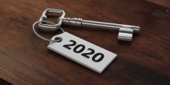 Schlüssel mit der Zimmernummer 2020 liegt auf Tisch