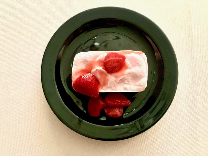 Teller mit Selbstgemachtem Erdbeerparfait 