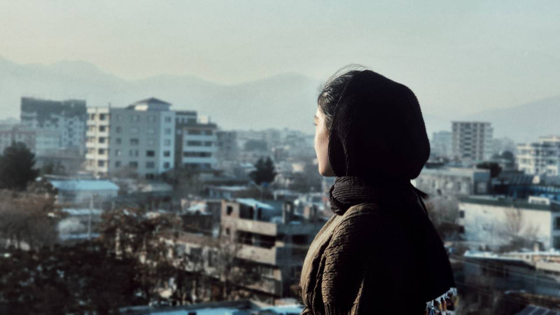Kabul im Januar 2022. Auf dem Foto: die kleine Schwester der Autorin blickt auf die Stadt