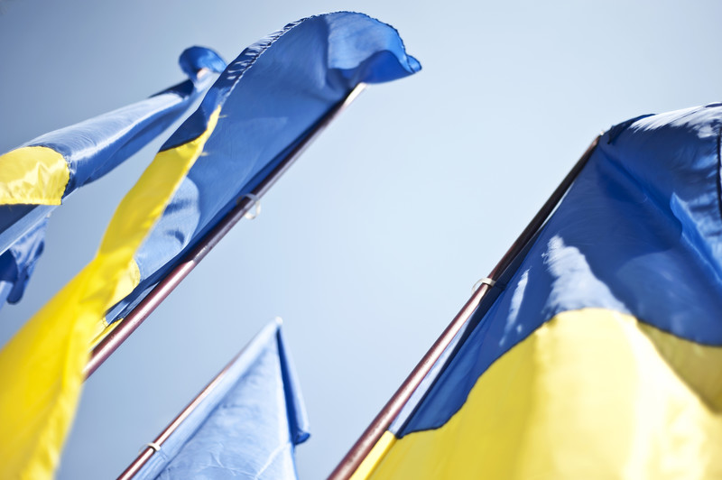 Detail von mehreren ukrainischen Flaggen