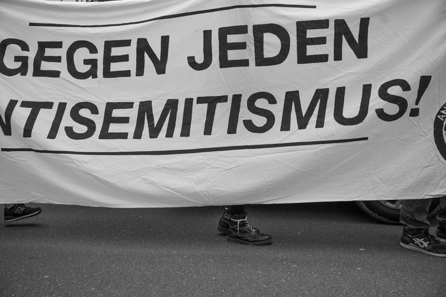 Transparent mit Aufschrift "Gegen jeden Antisemitismus"