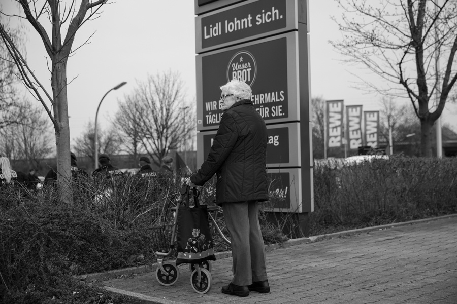 Dame mit Rollator am Rande der Demo