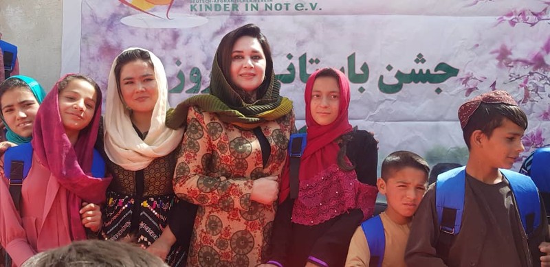 Farzana mit Kindern, denen sie vorgelesen hat 