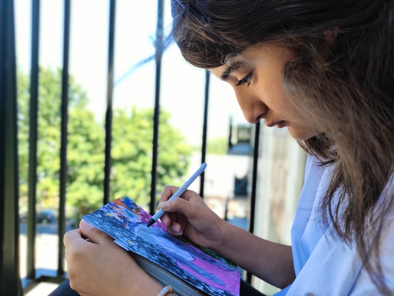 Fatima malt ein Bild in Frankreich 