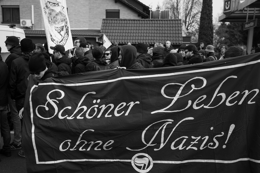 Transparent "Schöner Leben ohne Nazis!"