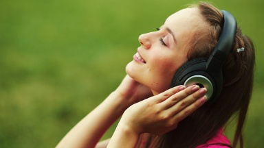 Eine junge Frau hört Musik über Kopfhörer