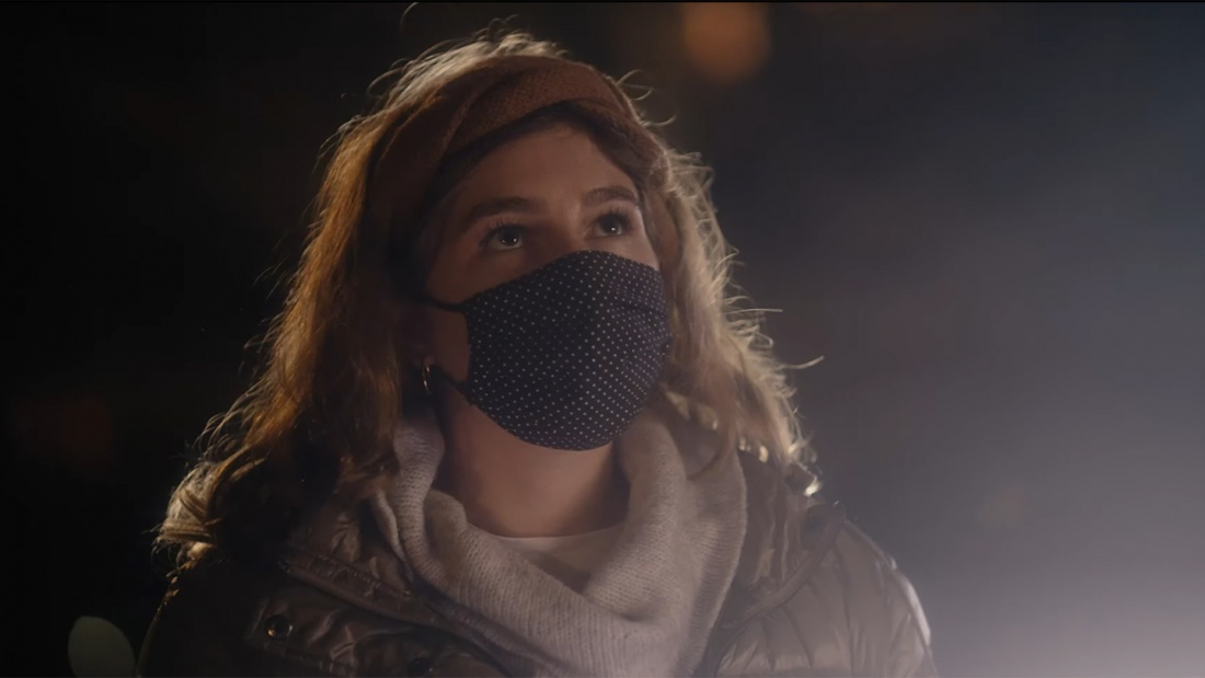 Frau mit Maske als Screenshot aus Video "Fürchtet euch nicht"