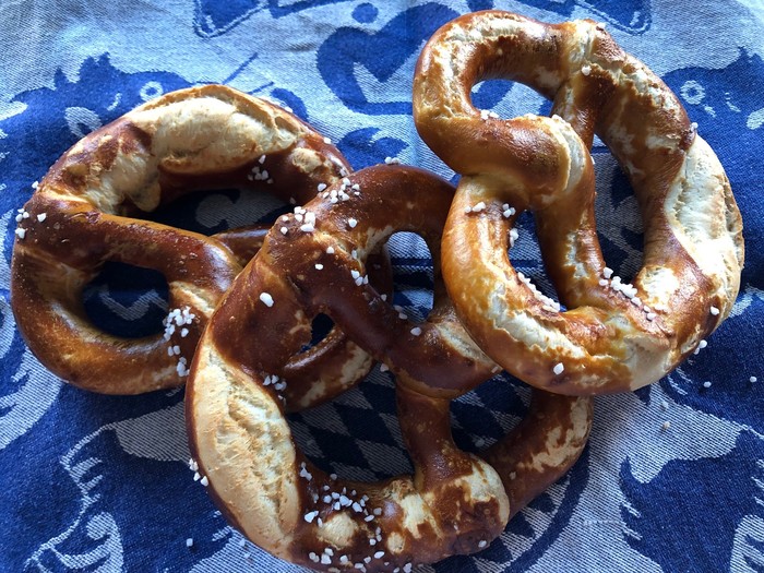 Drei knusprige Laugenbrez'n mit Salz