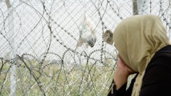 Frau am griechisch-mazedonischen Grenzzaun im Flüchtlingslager Idomeni