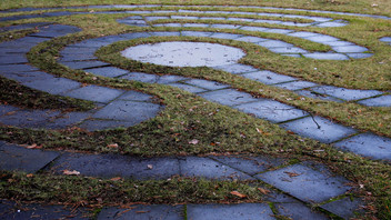 Begehbares Labyrinth im Garten am Kloster Karmel, Berlin