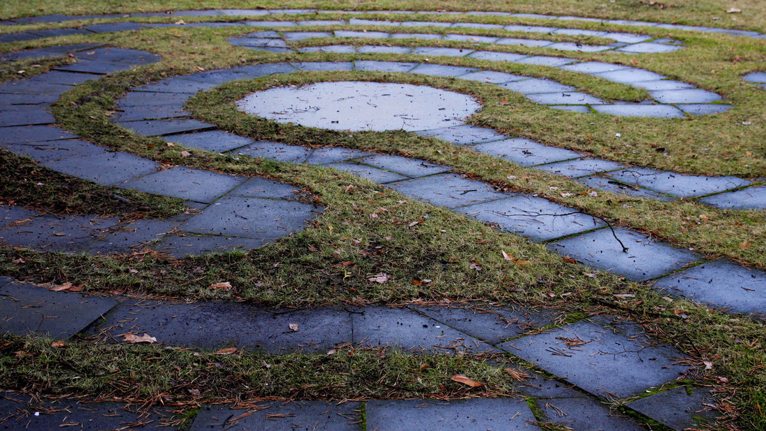 Begehbares Labyrinth im Garten am Kloster Karmel, Berlin