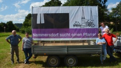 Ungewöhnliche Pfarrersuche mit Banner in Nemmersdorf