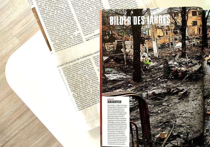 Zwei Kriegsfotos aus einer Zeitschrift abfotografiert 