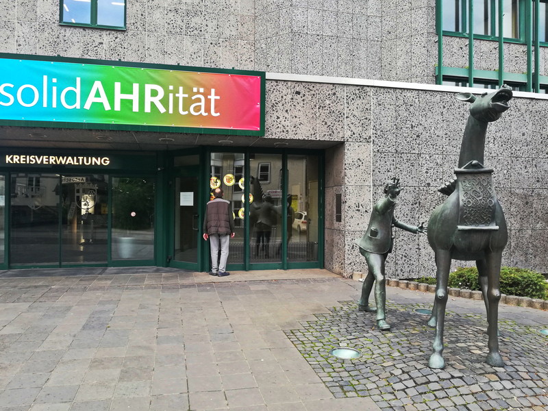 Bronzeskulptur, bestehend aus einer menschlichen und einer Pferdefigur, aufgestellt vor der Kreisverwaltung Ahrweiler. 