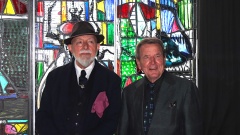 Künstler Markus Lüpertz und Altkanzler Gerhard Schröder vor dem Reformationsfenster