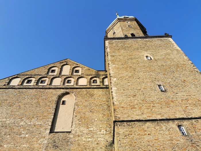 Großes Kirchgebäude mit Turm von außen 