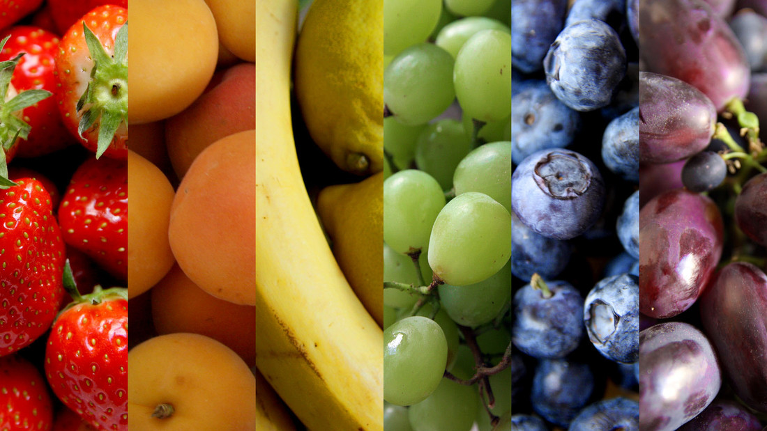 Montage aus Fotos von sommerlichen Früchten wie Erdbeeren, Aprikosen, Zitronen, helle Trauben, Blaubeeren, dunkle Trauben, die zusammen die Farben des Regenbogens ergeben.
