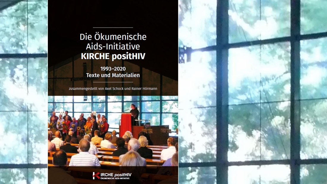 Auf dem Buchcover der Dokumentation KIRCHE positHIV (1993-2020) ist ein Gottesdienst in der Kirche am Lietzensee, Berlin zu sehen.