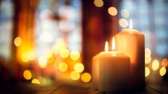 Kerzenlicht in Kirche