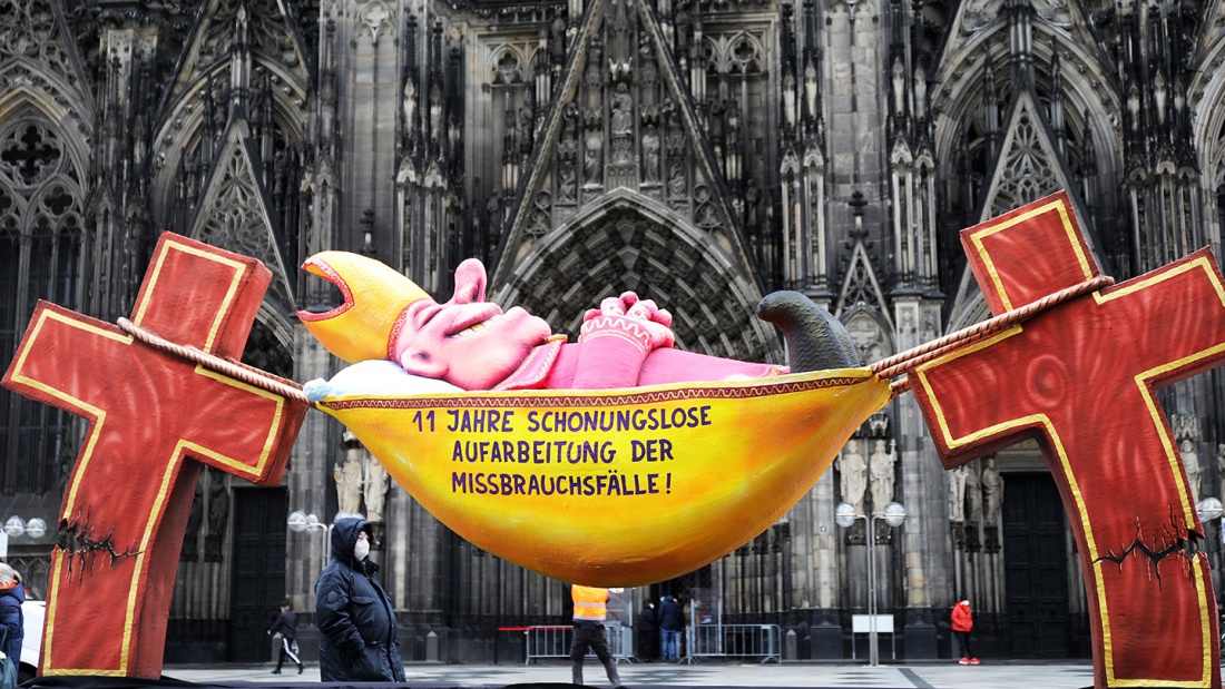 Bischofsskulptur von Tilly vor dem Kölner Dom
