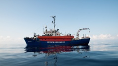Mittelmeer: Flüchtlinge stehen am Bug des Rettungsschiffes Lifeline der deutschen Hilfsorganisation Mission Lifeline.