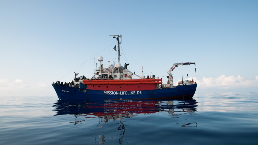 Mittelmeer: Flüchtlinge stehen am Bug des Rettungsschiffes Lifeline der deutschen Hilfsorganisation Mission Lifeline.