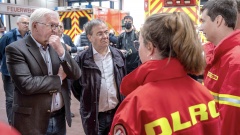 Bundespräsident Frank-Walter Steinmeier und Ministerpräsident Amin Laschet sprachen bei ihrem Besuch in der Feuerwehrleitzentrale in Erfstadt mit Helfern.