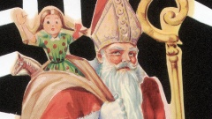 Sankt Nikolaus mit Bischofsmütze, weißem Bart, rotem Mantel und Puppe im Sack auf dem Rücken
