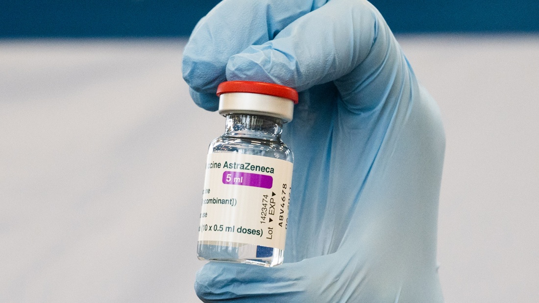  Eine Ärztin zeigt eine Ampulle mit dem Impfstoff AstraZeneca 