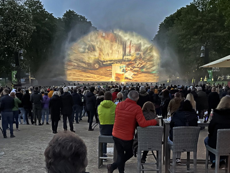 Projektion von Bildern auf einen mächtigen Fächer aus zerstäubtem Wasser vor Publikum.