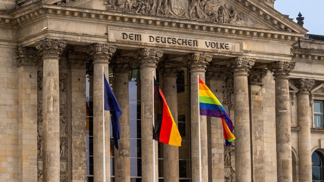 Regenbogenflagge vor dem Westportal des Reichstagsgebäudes, Sitz des Deutschen Bundestages