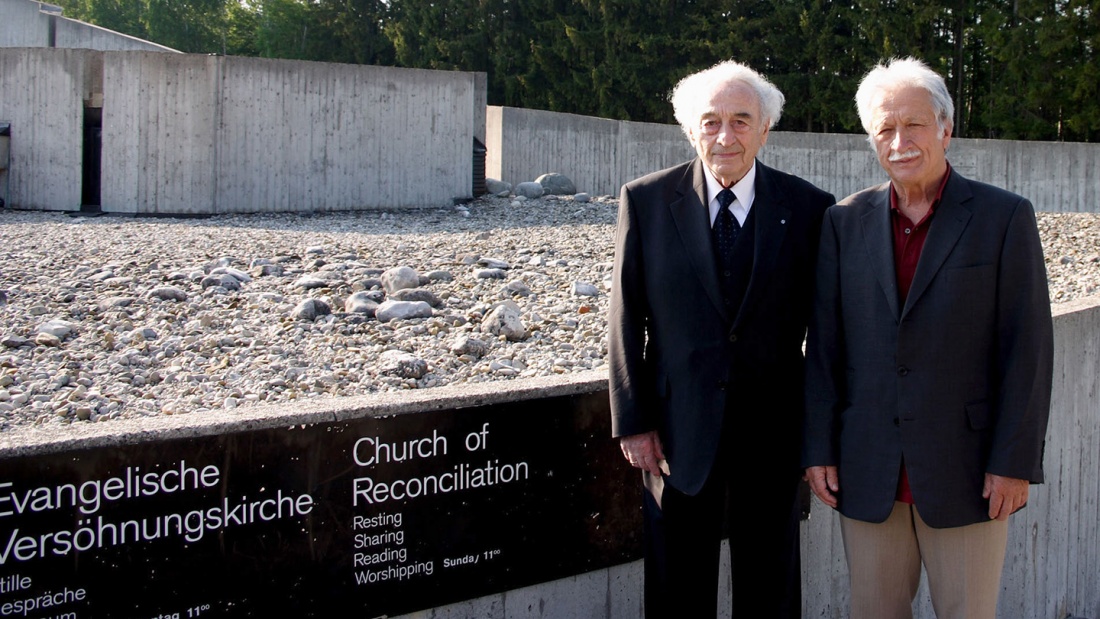 KZ-Überlebenden vor der evangelischen Versöhnungskirche in der KZ-Gedenkstätte Dachau