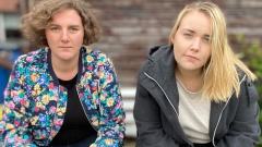Die Diakoninnen Elske Gödeke und Jule Grote sind die Hosts des Podcasts fluesterfragen.
