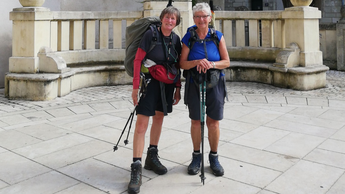 Die Pilgerinnen Monika Schulz (l.) und Elfriede Simon (r.) vor der Sankt-Martins-Staue in Tours in Frankreich.