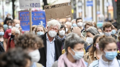 Heinrich Bedford-Strohm inmitten zwischen anderen Demonstranten bei der Klima-Demo