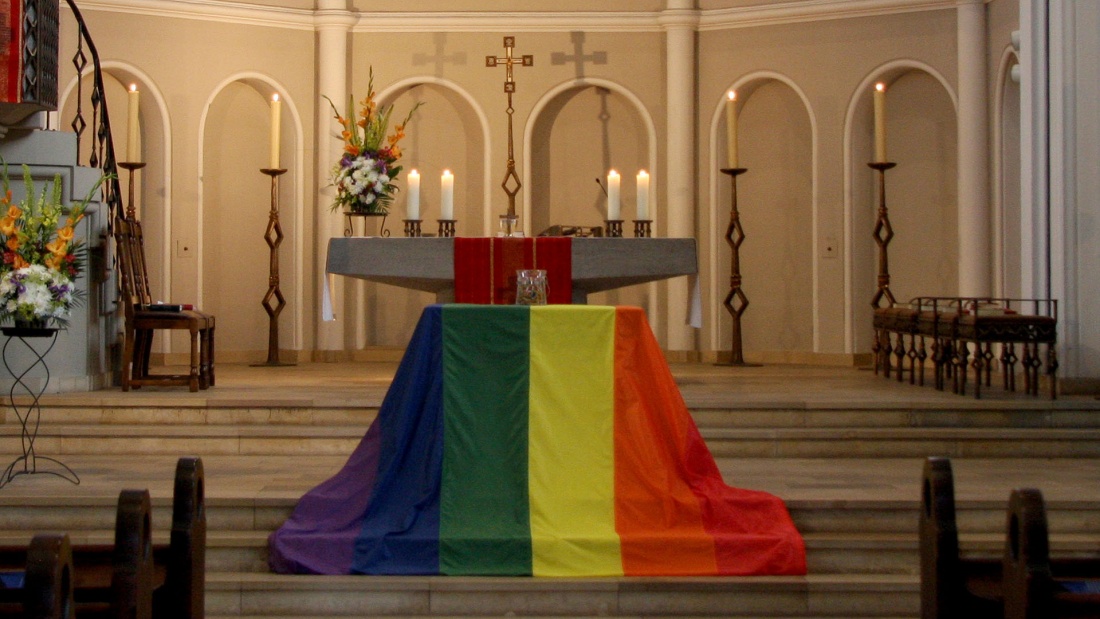Bild zeigt Inneres der Zwölf-Apostel-Kirche in Berlin-Schöneberg - der Altar ist mit Regenbogenfahne geschmückt zum Eröffnungsgottesdienst Lesbisch-Schwules Stadtfest (2015)