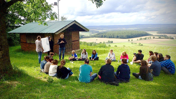 In Workcamps arbeiten Freiwillige aus verschiedenen Ländern für zwei bis drei Wochen in einem Projekt zusammen.