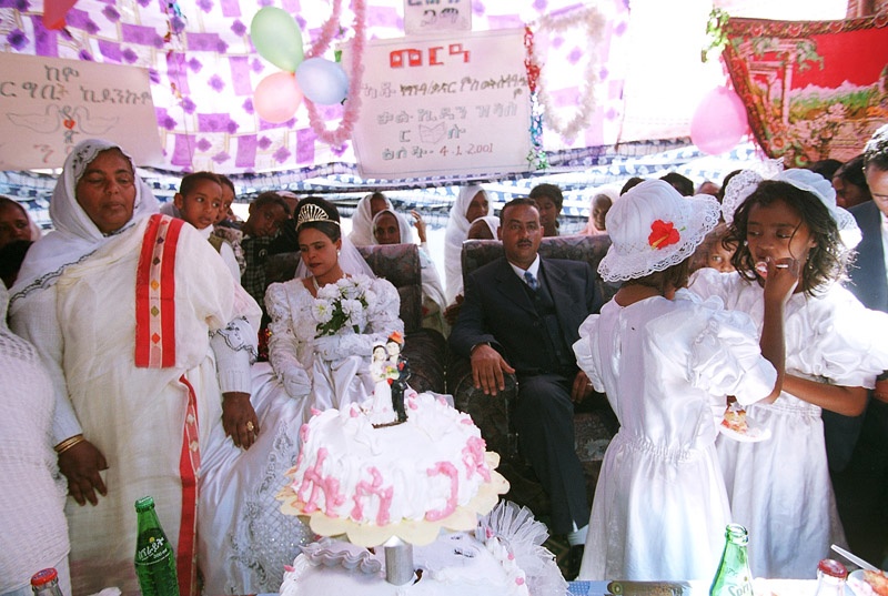 ... mit einem Diadem: muslimische Hochzeit in Adi Quala, Eritrea.