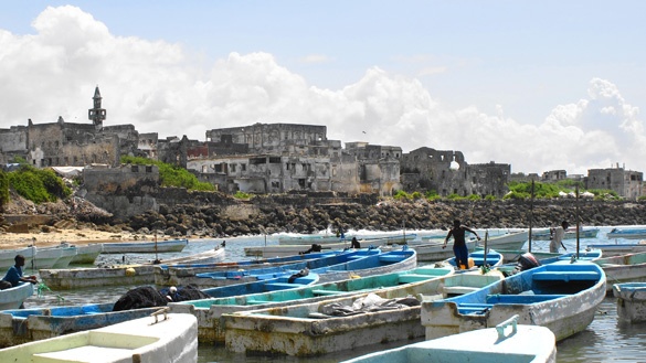 Im Fischereihafen von Mogadischu - Der Fischereihafen von Somalias Haupstadt Mogadischu mit der, durch den Bürgerkrieg zerstörten historischen Altstadt, am 19.04.2012. Hier werden Rochen, Schwertfische, Thunfische und Haie zum Kauf angeboten. Seit dem Abzug der Al-Schabaab-Miliz aus Mogadischu, die zum Terrornetzwerk Al-Kaida gehört, kommen viel mehr Kunden zum Einkauf, das Leben der Fischer wurde leichter. Die somalische Hauptstadt ist das Zentrum eines Bürgerkrieges, der vor über zwanzig Jahren mit dem Sturz des Diktators Siad Barre begann. In den Jahren danach kämpften erst die unterschiedlichsten Kriegsfürsten im Auftrag ihrer Clans um die Macht, dann traten islamistische Milizen auf den Plan. Die Fischbestände vor der somalischen Küste wurden durch illegale Fangflotten zwischenzeitlich deutlich dezimiert. Die UN nehmen an, dass seit 1991 mindestens 700 ausländische Fangflotten illegal in somalischen Gewässern gefischt haben. Da es keine funktionierende Regierung mehr gibt, verteidigt niemand die somalischen Fanggründe gegen Eindringlinge. Doch durch die Piraterie vor der somalischen Küste nahm der illegale Fischfang wieder ab, die Bestände scheinen sich wieder zu erholen. (Siehe epd-Bericht vom )
