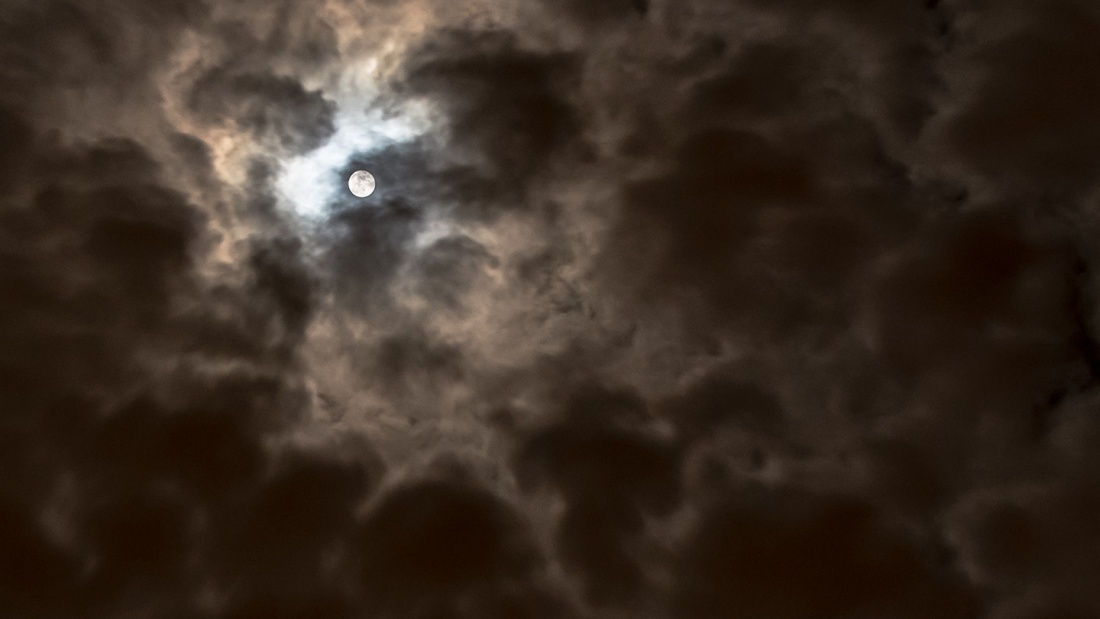 Düsterer Himmel mit Mond