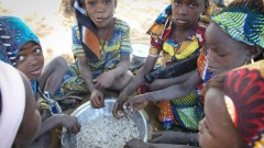 Schulkinder beim Mittagessen am 02.12.2011 in einem Schul-Ernährungszentrum n Guidam Makadam in der Sahelzone in Niger. Bereits vor Monaten warnten die Vereinten Nationen und Hilfsorganisationen vor einer drohenden Hungerkatastrophe in der Sahelzone. Doch ob die Hilfe diesmal ausreicht, ist noch offen. Das UN-Welternährungsprogramm (WFP), die größte Nothilfeorganisation, sucht nach neuen Wegen. Die Organisation, die bereits im November 2011 auf die drohende Krise im Sahel aufmerksam machte, braucht Millionenbeträge, um Schlimmeres im Niger, in Mauretanien, Mali und im Tschad zu verhindern. Doch das Geld kommt bisher nur spärlich.