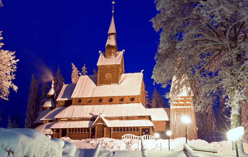 Harzer Stabkirche im Schnee