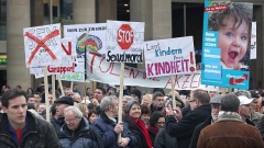 Hunderte demonstrieren für und gegen Bildungsplan in Stuttgart