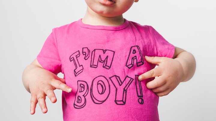 Kleinkind mit einem pinken T-Shirt mit der Aufschrift "I´m a boy!"