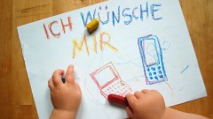 Kind schreibt und malt einen Wunschzettel