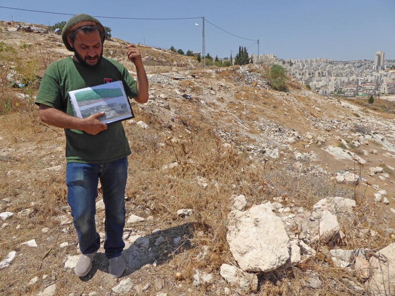 Baha Hilo macht politische Führungen in und um Bethlehem. In Beit Sahour erklärt er einer Gruppe, wie es zum Bau der Siedlung Har Homa (im Hintergrund zu sehen) kam. 
